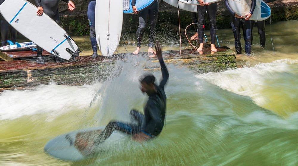 Endlich wieder mit dem Brett auf die Eisbachwelle - darauf hoffen Surferinnen und Surfer in München. (Archivbild) / Foto: Peter Kneffel/dpa