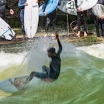 Endlich wieder mit dem Brett auf die Eisbachwelle - darauf hoffen Surferinnen und Surfer in München. (Archivbild) / Foto: Peter Kneffel/dpa