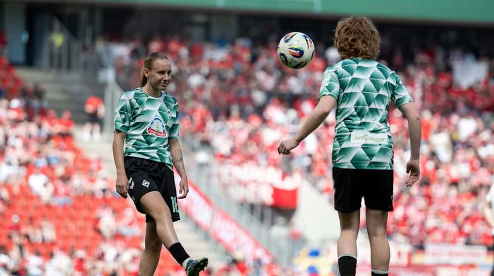 Stürmerin Emöke Papai (links) wechselt von Bremen nach München. (Archivbild) / Foto: Fabian Strauch/dpa