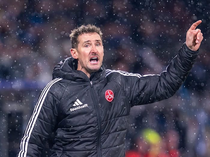 Miroslav Klose in Aktion am Spielfeldrand. (Archivbild) / Foto: David Inderlied/dpa