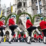 Alle sieben Jahre tanzen in München die Schäffler. / Foto: Lennart Preiss/dpa
