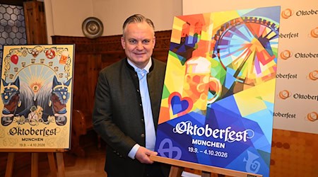 Wiesnchef Christian Scharpf präsentiert das offizielle Motiv zum Oktoberfest 2026. / Foto: Felix Hörhager/dpa