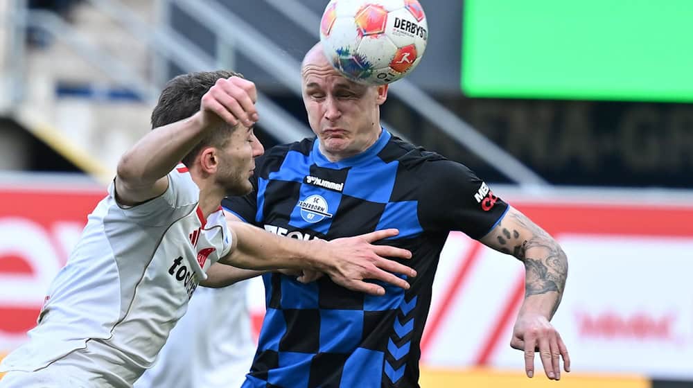 Die Paderborner, hier Sven Michel beim Kopfball, waren wacher und zielstrebiger. / Foto: Swen Pförtner/dpa