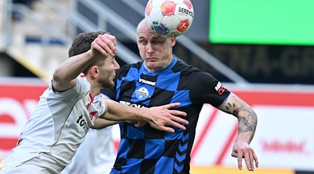 Die Paderborner, hier Sven Michel beim Kopfball, waren wacher und zielstrebiger. / Foto: Swen Pförtner/dpa