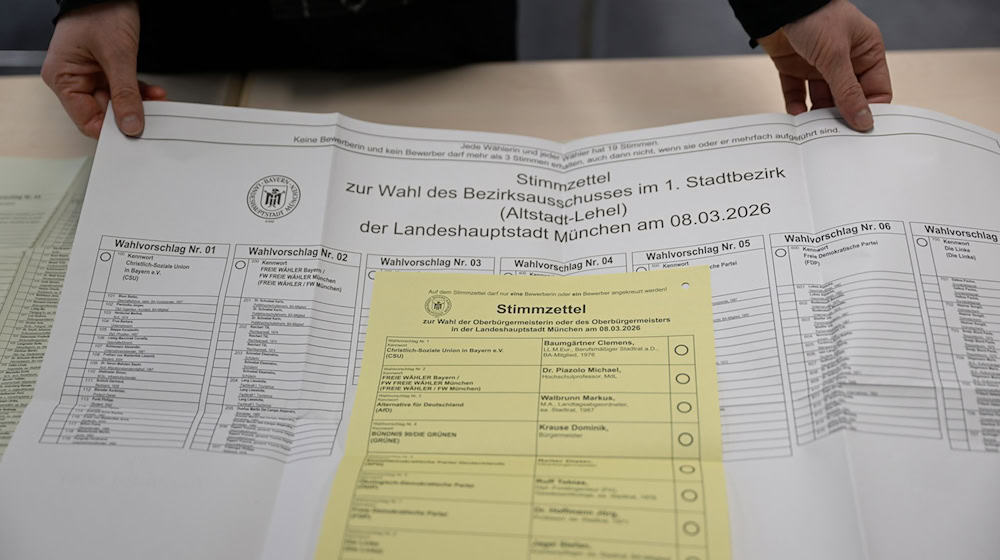 Zu Hause lässt sich der Stimmzettel in aller Ruhe studieren. (Archivbild) / Foto: Felix Hörhager/dpa