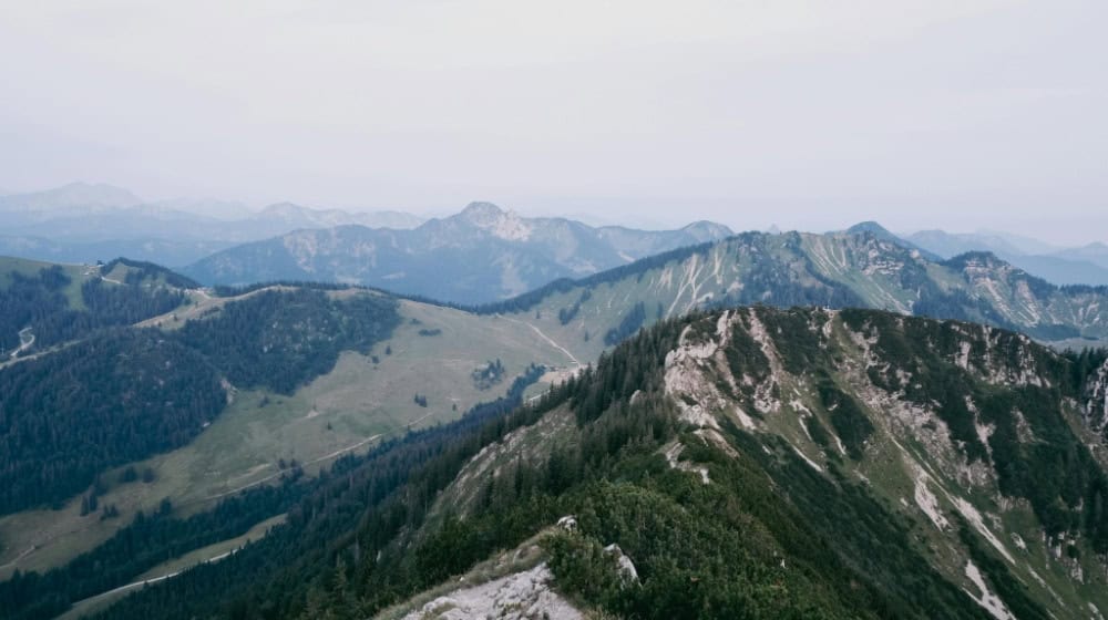 Moderate Bergtouren rund um Kempten eignen sich ideal, um Rumpfmuskulatur zu stärken und den Rücken schonend zu trainieren. / Foto: Sabrina So auf pexels.com