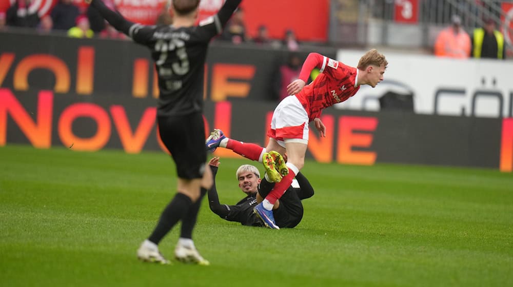 Kampfspiel: Kaiserslauterns Mika Haas im Duell mit dem Fürther Aaron Keller.  / Foto: Thomas Frey/dpa