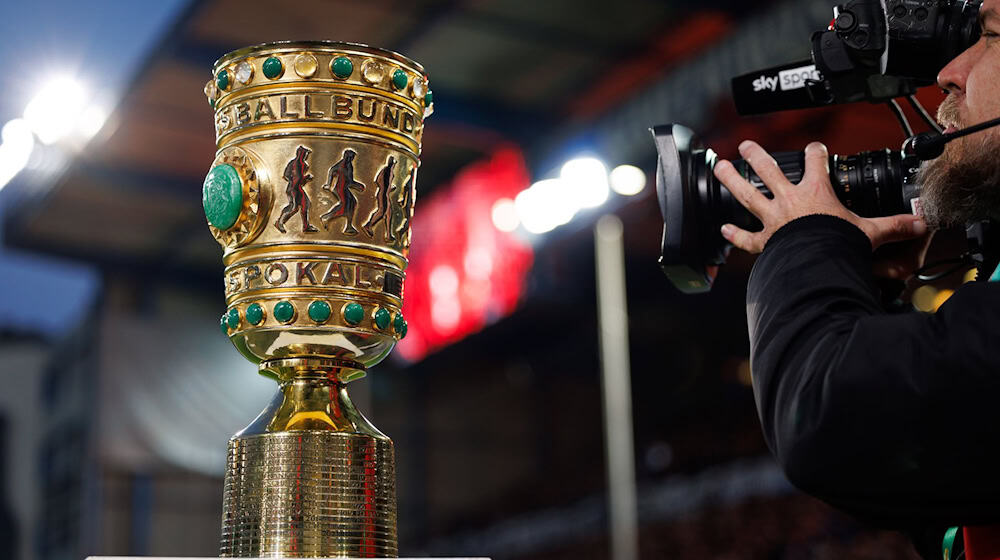 Objekt der Begierde: der DFB-Pokal. (Archivbild) / Foto: Friso Gentsch/dpa