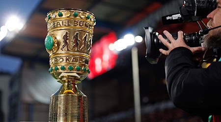 Objekt der Begierde: der DFB-Pokal. (Archivbild) / Foto: Friso Gentsch/dpa
