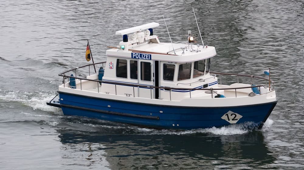 Polizeibeamte, Rettungskräfte und Feuerwehrleute waren bei der Bergung vor Ort. (Symbolbild) / Foto: Armin Weigel/dpa