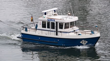 Polizeibeamte, Rettungskräfte und Feuerwehrleute waren bei der Bergung vor Ort. (Symbolbild) / Foto: Armin Weigel/dpa