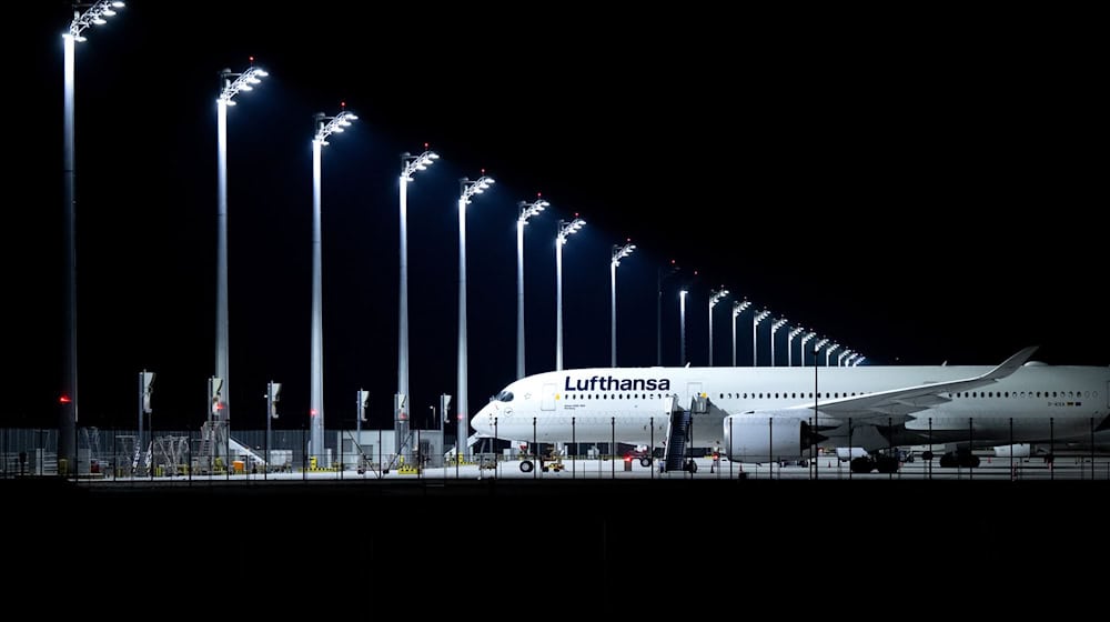 Am Münchner Flughafen mussten Passagiere über Nacht in mehreren Lufthansa-Maschinen ausharren. (Symbolbild) / Foto: Sven Hoppe/dpa