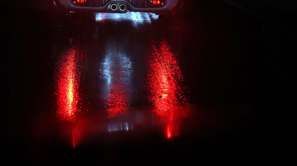 Mitten auf einer Bundesstraße ist ein Autofahrer in seinem Wagen eingeschlafen. (Symbolbild) / Foto: Karl-Josef Hildenbrand/dpa