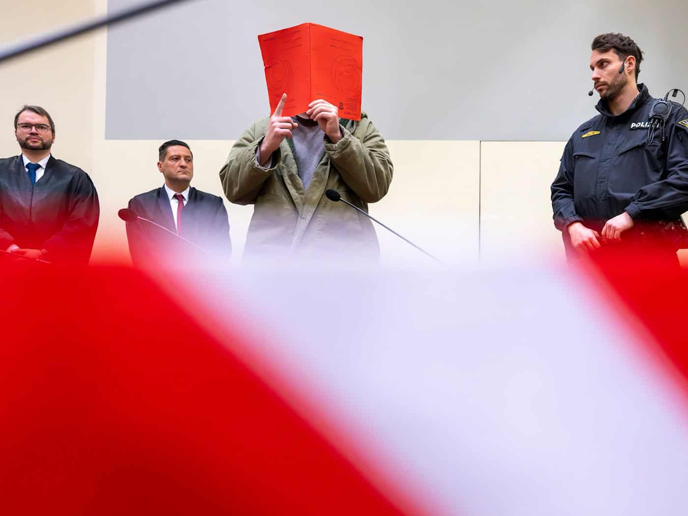 Der Angeklagte schweigt - dafür sprechen die Opfer. (Archivbild)  / Foto: Peter Kneffel/dpa