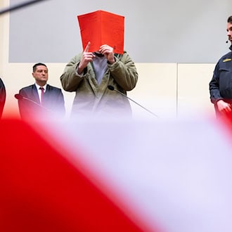 Der Angeklagte schweigt - dafür sprechen die Opfer. (Archivbild)  / Foto: Peter Kneffel/dpa