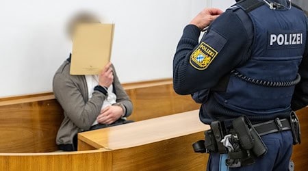 Der 21-jährige Angeklagte hat vor Gericht den Ablauf des Geschehens eingeräumt. (Archivbild)  / Foto: Stefan Puchner/dpa