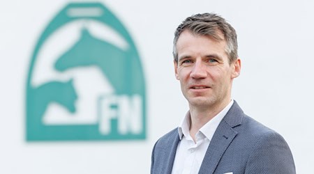 Der Vorstandsvorsitzende der Deutschen Reiterlichen Vereinigung, Dennis Peiler, äußert sich zur Tierquälerei in München: «Tief erschüttert» / Foto: Friso Gentsch/dpa