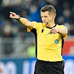 Schiedsrichter Patrick Ittrich hat eine Fehlentscheidung beim Spiel FSV Mainz 05 gegen FC Augsburg eingeräumt. (Archivbild) / Foto: Uwe Anspach/dpa