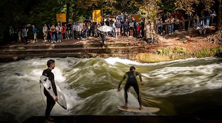 Endlich wieder eine Eisbachwelle: Darauf hoffen Surferinnen und Surfer in München. (Archivbild) / Foto: Peter Kneffel/dpa