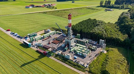 Der Bohrturm ist zwar schon längst wieder abgebaut - die Sorge um das Trinkwasser der Gemeinde Reichling unweit des Ammersees ist aber groß. Auch das Wasserwirtschaftsamt Weilheim fürchtet angesichts hoher Schadstoffwerte um die Sicherheit der örtlichen Trinkwasserquelle unweit des Bohrplatzes. (Archivbild) / Foto: Peter Kneffel/dpa