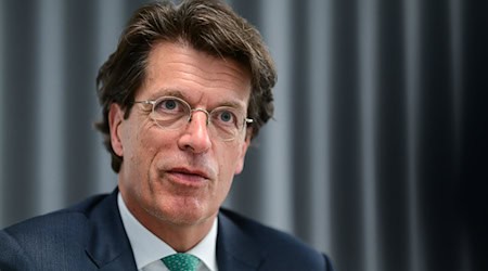Schaeffler-Vorstandschef Klaus Rosenfeld sieht gegenseitige wirtschaftliche Abhängigkeiten von China und Europa.  / Foto: Sebastian Christoph Gollnow/dpa