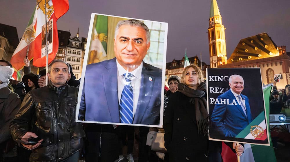 Bilder des Schah-Sohns werden auf Demonstrationen in Deutschland gezeigt. / Foto: Boris Roessler/dpa