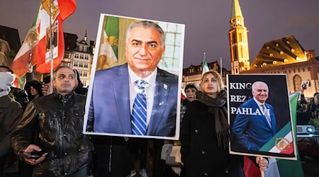 Bilder des Schah-Sohns werden auf Demonstrationen in Deutschland gezeigt. / Foto: Boris Roessler/dpa