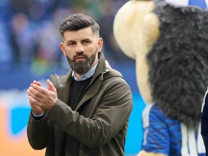 Schalkes Trainer Miron Muslic muss möglicherweise auf Torhüter Karius verzichten. (Archivbild) / Foto: Bernd Thissen/dpa