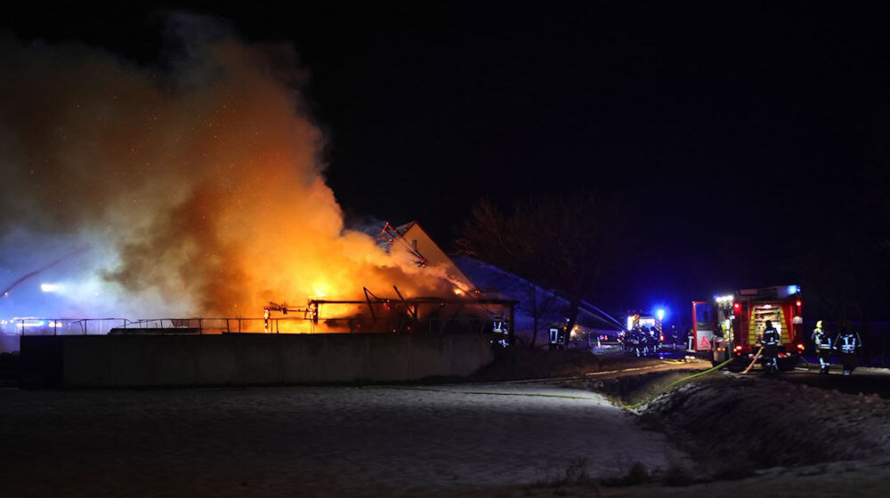 Die Scheune stand beim Eintreffen der Einsatzkräfte in Brand. / Foto: Markus Zahn/NEWS5/dpa
