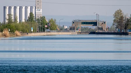 Weil die Schleuse vorübergehend gesperrt ist, warten dort nun mehrere Schiffe auf Durchfahrt. (Archivbild) / Foto: Daniel Karmann/dpa