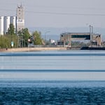 Weil die Schleuse vorübergehend gesperrt ist, warten dort nun mehrere Schiffe auf Durchfahrt. (Archivbild) / Foto: Daniel Karmann/dpa