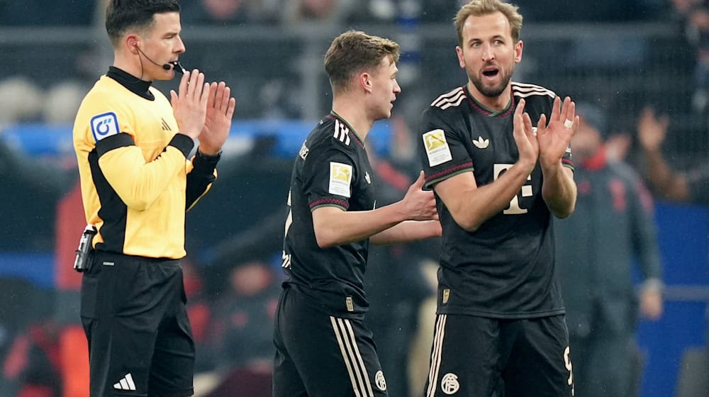 Schiedsrichter Harm Osmers und die Bayern-Profis Harry Kane (l) und Joshua Kimmich. / Foto: Marcus Brandt/dpa