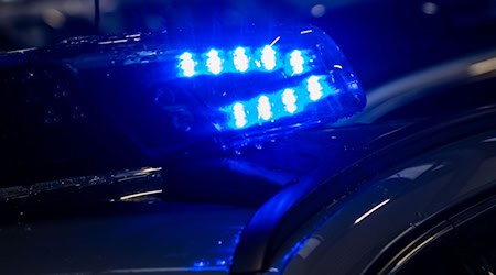 Die Polizei ermittelt gegen den Schwerverletzten. (Symbolbild) / Foto: Jens Büttner/dpa