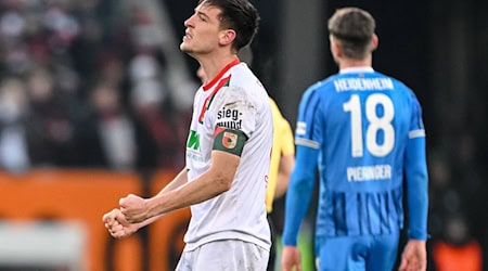 Augsburgs Keven Schlotterbeck freut sich auch über einen weniger schön heraus gespielten Sieg. / Foto: Harry Langer/dpa