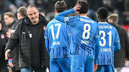 Frank Schmidt (l) muss seine Spieler wieder aufbauen. / Foto: Harry Langer/dpa