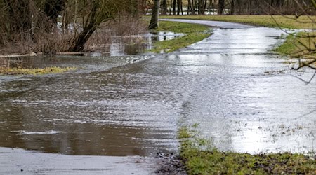 Die Hochwasserlage in Bayern bleibt angespannt. / Foto: Pia Bayer/dpa