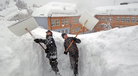 In Zwiesel mussten 2006 Bundeswehrsoldaten Schnee vom Dach einer Schule schaufeln. (Archivbild) / Foto: Armin Weigel/dpa