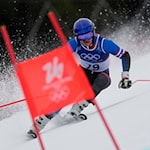 In Konstanz auf der Schule, für Thailand im olympischen Riesenslalom: Fabian Wiest. / Foto: John Locher/AP/dpa