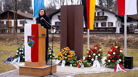 Landtagspräsidentin Ilse Aigner erinnert an das Zugunglück von Bad Aibing vor zehn Jahren. / Foto: Sven Hoppe/dpa