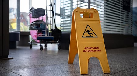 Derzeit sind sämtliche Klassenzimmer im Erdgeschoss und ersten Stock nicht nutzbar. (Symbolbild) / Foto: Hannes P. Albert/dpa