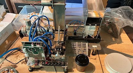 500 Zigaretten pro Stunde konnte die Maschine fertigstellen. / Foto: Hauptzollamt München/dpa