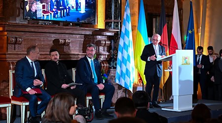 Stellvertretend für den Mut und die Kraft der Ukrainer im Krieg gegen Russland nahm Präsident Wolodymyr Selenskyj den Ewald-von-Kleist-Preis entgegen. / Foto: Sven Hoppe/dpa