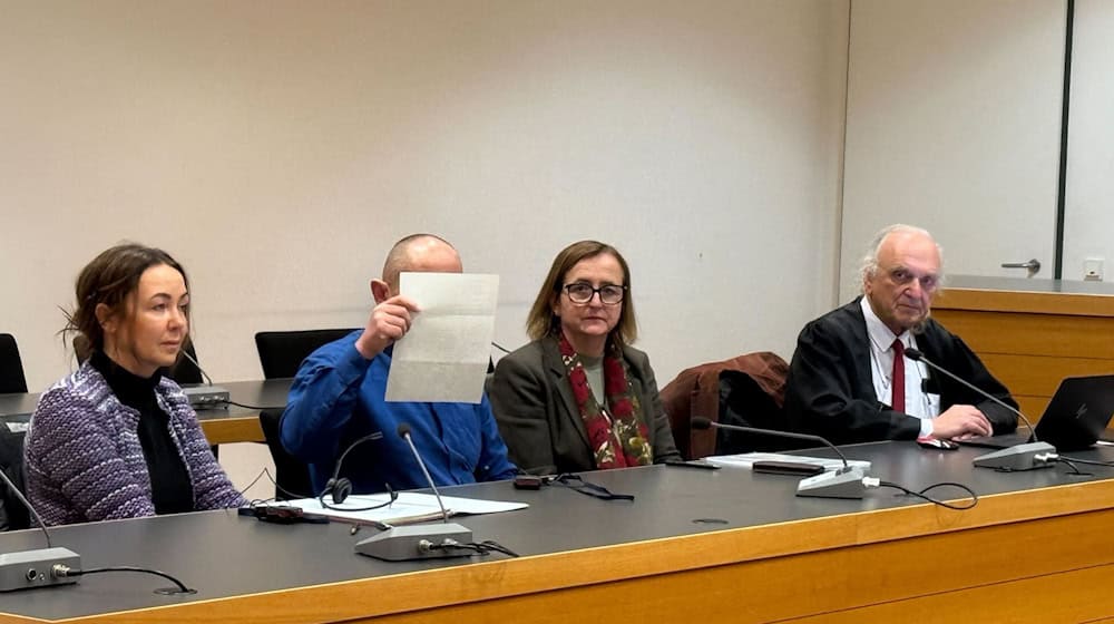 Ein 47-Jähriger soll vor allem ältere Menschen in Krankenhäusern in Baden-Württemberg, Bayern und Nordrhein-Westfalen bestohlen haben – mit deren Bankkarten hob er Tausende Euro ab. / Foto: Stefanie Järkel/dpa