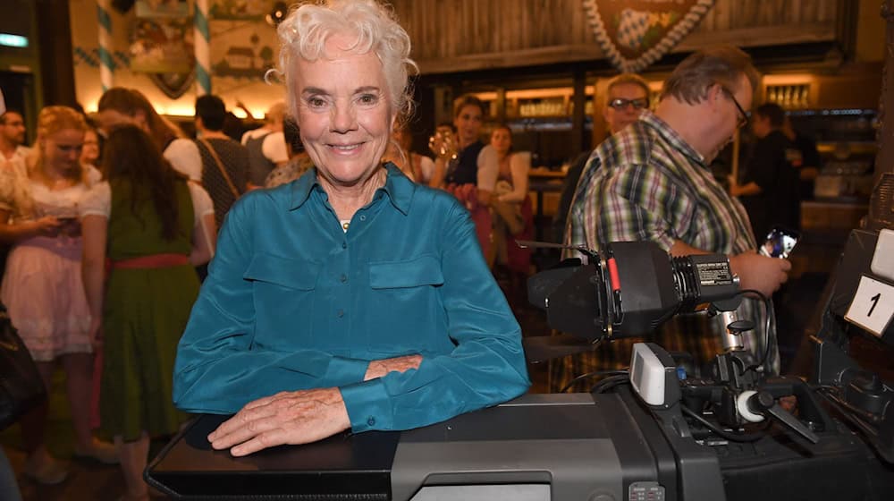 Seit Beginn der Serie vor fast 20 Jahren ist Ursula Erber dabei als Oberhaupt der Wirtsfamilie Brunner. (Archivbild) / Foto: picture alliance / Felix Hörhager/dpa