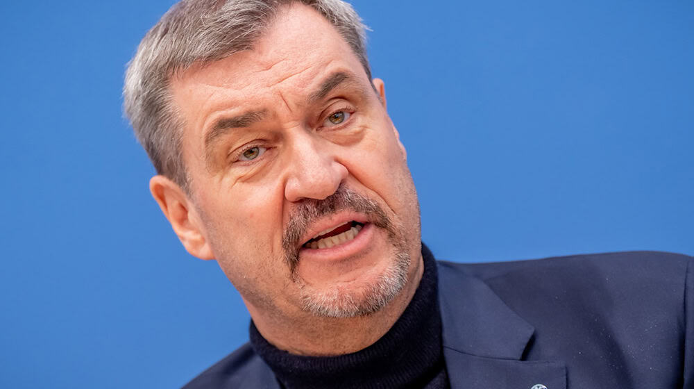 «Eine Stunde Mehrarbeit in der Woche würde uns enorm viel Wirtschaftswachstum bringen», sagt Söder. (Archivbild) / Foto: Michael Kappeler/dpa