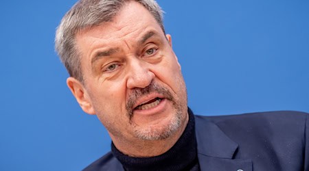 «Eine Stunde Mehrarbeit in der Woche würde uns enorm viel Wirtschaftswachstum bringen», sagt Söder. (Archivbild) / Foto: Michael Kappeler/dpa