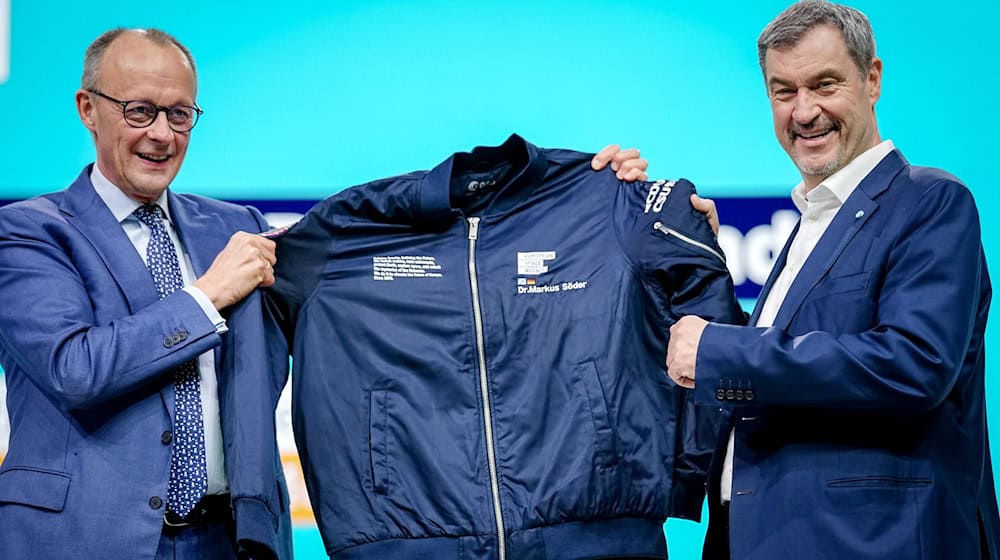 «Wir wollen dich nicht auf den Mond schießen», sagte CDU-Chef und Bundeskanzler Friedrich Merz (link) zu CSU-Chef Markus Söder.   / Foto: Kay Nietfeld/dpa