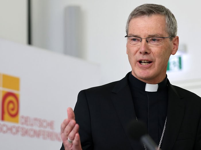 Heiner Wilmer, neuer Chef der deutschen Bischöfe, findet, viele Ukrainer in Deutschland streben «Teilhabe» an. (Archivbild) / Foto: Daniel Löb/dpa