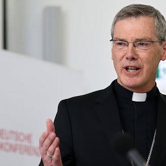 Heiner Wilmer, neuer Chef der deutschen Bischöfe, findet, viele Ukrainer in Deutschland streben «Teilhabe» an. (Archivbild) / Foto: Daniel Löb/dpa