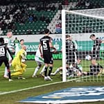 Tore am Fließband zwischen Fürth und Magdeburg. / Foto: Jens Niering/dpa